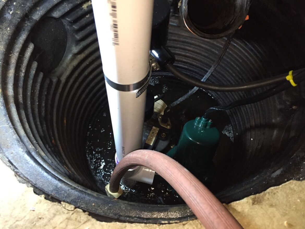 Battery Backup Sump Pump Installation Instructions Share Your Repair   Hose Filling Sump Pit 1170x878 